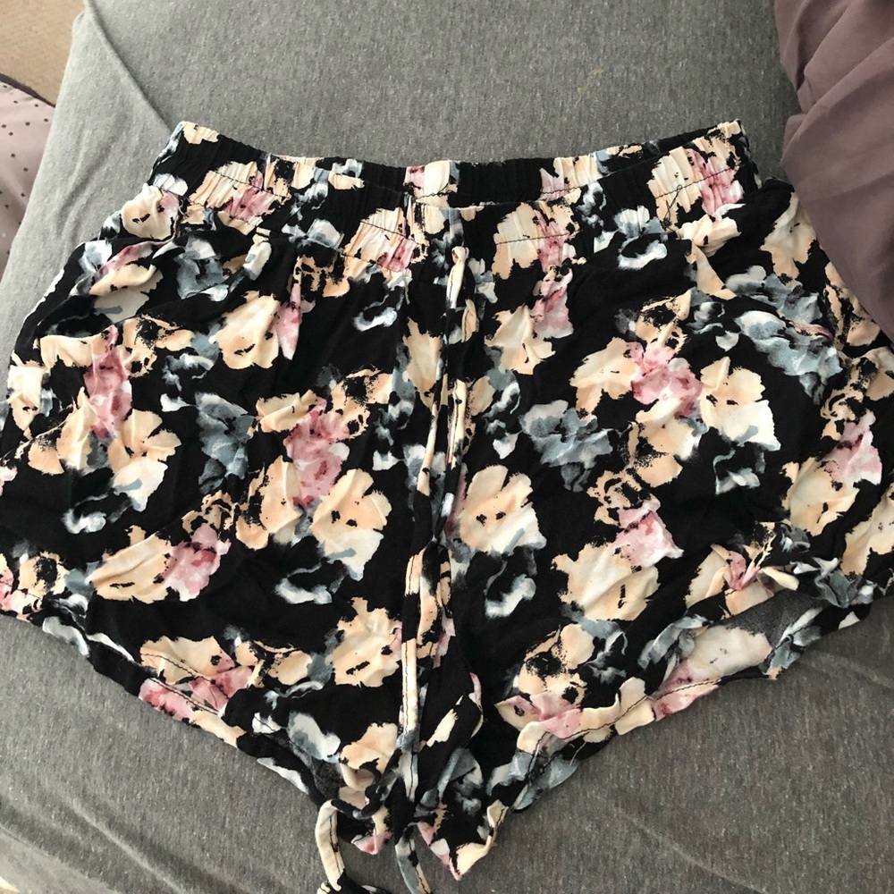 FLORAL SHORTS SIZE M